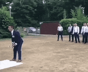 Mens reaction to throwing Biedermeier