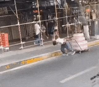 Help man pulling cart